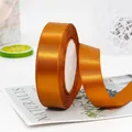 Karameloranje 2,5 cm satijnen polyester lint voor cadeauverpakking en doe-het-zelf - 2.5cm Breed x 22m Lang / Bruin