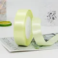 Enkelzijdig satijnen polyester lint in licht citroengeel voor cadeauverpakking - 2.5cm Breed x 22m Lang / Lichtgeel