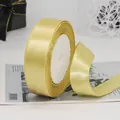 Rol geel satijnen lint voor het verpakken van cadeaus en bloemstukken versiering - 2.5cm Breed x 22m Lang / Lichtgoud