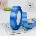 Rollo de cinta de raso azul brillante de poliéster para empaque de flores y regalos - Azul lago