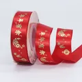 Rood satijnen lint met goudfolie vismotieven voor feestelijke bruilofts- en geschenkdecoratie - Overvloed elk jaar