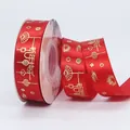 Rood satijnen feestelijk lint met gouden nieuwjaarsprint en traditionele motieven - Gelukkig Nieuwjaar