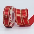 Rode satijnen lintrol met gouden dubbel geluk print voor bruiloft en geschenken - Goudgerand Geluk