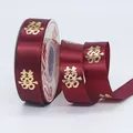 Bordeaux satijnen lint met gouden Xi-opdruk voor traditionele Chinese bruiloften - Vierkant Geluk