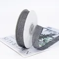 Nastro luccicante argento glitterato su rocchetto bianco per pacchetti regalo di lusso - Nero argento