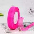 Rotolo di nastro in organza rosa brillante semitrasparente su anima di carta bianca - Rosso rosa