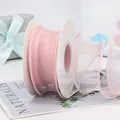 Lichtroze organza lint op rol voor bloemstukken en stijlvolle cadeauverpakkingen - Op Rol / Roze
