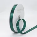 1,5 cm dunkelgrünes Satinband auf einer Rolle mit elegantem Seidenglanz und Textur - Weihnachtsgrün