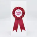 Chapa de roseta Birthday Girl granate con cinta plisada y borde dorado decorativo - Burdeos