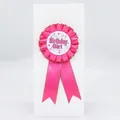 Chapa de cumpleaños rosa con cintas de satén para niñas en celebraciones de fiesta - Rosa rojo