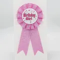 Escarapela rosa con purpurina Birthday Girl con estrellas festivas y cintas de raso - Estilo Birthday Girl / Rosa Melocotón