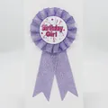 Badge d'anniversaire violet pour fille avec ruban plissé et motifs d'étoiles colorées - Mauve Clair