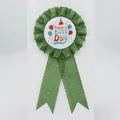 Spilla a coccarda verde con scritta Happy Birthday e illustrazioni di festa a tema - Verde