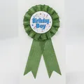 Badge rosette vert brillant Birthday Boy avec rubans en satin et motifs d'étoiles - Vert