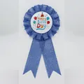 Distintivo compleanno a coccarda blu con scritta colorata e nastri glitterati - Blu