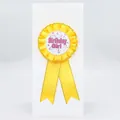 Chapa de cinta amarilla con texto rosa Birthday Girl para fiestas infantiles - Amarillo Dorado