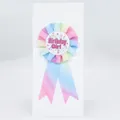 Chapa de escarapela arcoíris con texto rosa Birthday Girl para fiestas y eventos - Arcoíris Acanalado