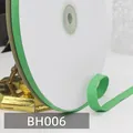 Grünes 1cm Baumwoll-Fischgrätband auf weißer Rolle mit strukturierter Weboptik - 006# Hellgrün * 45 Meter Pro Rolle