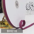 Dunkelrotes Fischgräten-Baumwollband 1cm Breite auf Papierspule zum Nähen und Verpacken - Rosenlila Stil (BH018)