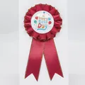 Insignia de cumpleaños en cinta de raso rojo con bordes dorados y diseño festivo - Burdeos