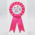 Medalla de cumpleaños rosa con cinta y letras Happy Birthday con detalles en oro - Estilo de Globo Dorado / Rosa Rojo