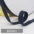 1cm marineblaues Fischgräten-Baumwollband auf weißer Papprolle für Näharbeiten - 041# Blau-schwarz * 45 Meter Pro Rolle