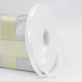 Rol van 1cm glanzend wit satijnen lint voor elegante cadeau- en bloemenverpakkingen - Gebleekt wit