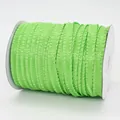 Nastro in poliestere plissettato verde erba con bordo a balze su rocchetto bianco - Verde Frutta (549)