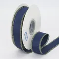 Dunkelblaues Rippband mit goldenen Fransenkanten auf einer weißen Spule - Mittlerer Stil (2.5cm Gold Fransen Marineblau)