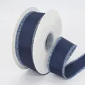 Dunkelblaues Ripsband mit silberner Fransenkante auf einer weißen Spule - Breiter Stil (3.8cm Silber Fransen Marineblau)