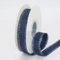 Dunkelblaues Band mit silbernem Metallfransenrand auf weißer Spule für Geschenke - Standardstil (2cm Silber Fransen Marineblau)