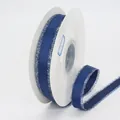 Dunkelblaues Ripsband mit silberner Fransenkante auf einer weißen Spule - Schmaler Stil (1.5cm Silber Fransen Marineblau)