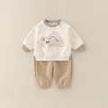 Zweiteiliges Baby-Set aus Baumwolle mit Dinosaurier-Sweatshirt und Khaki-Hose - Oberteil Und Unterteil / Aprikose / 73cm