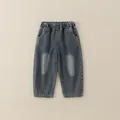 Vaqueros azul oscuro para niños con cintura elástica y efecto lavado desgastado - 90 / Azul