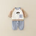 Completo due pezzi in cotone per neonato con stampa cane e maniche raglan a contrasto - 73 / Cachi (Set)