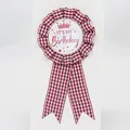 Rode geruite verjaardagsspeld met de tekst It's My Birthday en een decoratieve kroon - Kroon Stijl(BH-198) / Bordeauxrood