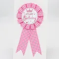 Roze geruite rozetbadge met IT'S MY Birthday tekst en kroon voor verjaardagsfeest - Kroon Stijl(BH-198) / Felroze