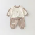 Zweiteiliges Baby-Set aus Baumwolle mit Cartoon-Hund-Print in Beige und Khaki-Farben - 73 / Beige