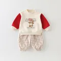 Completo primaverile bimbo con maniche raglan rosse, ricamo orsetto e pantaloni a quadretti - 73cm / Beige
