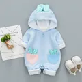 Blauer Baby-Strampler aus Waffelstrick mit Hasenohren-Kapuze und gepunkteten Taschen - 66 / Hellblau
