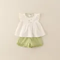 Mädchen Sommeroutfit mit beigem Flügelärmel-Oberteil und salbeigrüner Shorts - Grün / 90cm