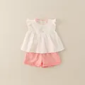Mädchen Sommeroutfit mit beigem Oberteil, Flatterärmeln und rosa Shorts mit Blumenstickerei - Rosa / 90cm