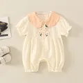 Kurzärmeliger Baby-Strampler aus Baumwolle mit Gänseblümchen-Stickerei und großem Kragen - 80cm / Orange