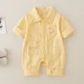 Gelber Baby-Baumwollstrampler mit Hunde-Stickerei und passenden weißen Schuhen - Gelb
