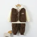 Completo tre pezzi bambino con felpa crema, gilet in velluto marrone e pantaloni cargo - Marrone / 90cm