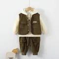 Completo bimbo 3 pezzi con felpa con cappuccio, gilet in velluto e pantalone cargo - Verde / 90cm