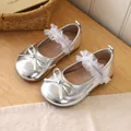 Silver Mary Jane shoes for girls with glitter bow and white lace trim on wooden background - Size 23 (Inner Length 14.3cm) / Silver