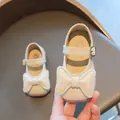 Makroaufnahme beige Mädchen-Mary-Jane-Schuh mit großer Schleife und weicher Lederstruktur - Größe 21 (Innen 13cm) / Weiß