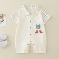 Katoenen babyromper met korte mouwen in crème met ruitjesbies en een blauwe berenpatch - Boven- en Onderkant (Geruite Beer Zakstijl) / Broken Wit / 80cm