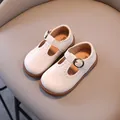 Weiße T-Riemen-Kinderschuhe mit Brogue-Verzierung und rutschfester Gummisohle - EU 21 / Weiß